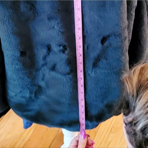 COPY - BEAUTIFUL FOREST GREEN FAUX FUR JACKET BY TRINA TURK - Picture 6 of 12